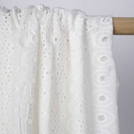 Tissu coton brodé blanc à motif paon | pretty Mercerie | mercerie en ligne