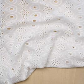 Tissu coton brodé blanc à motif paon | pretty Mercerie | mercerie en ligne