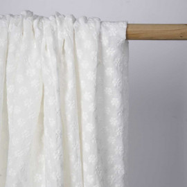 Tissu coton brodé blanc à motif pâquerette | Pretty Mercerie | Mercerie en ligne