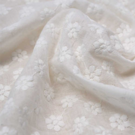 Tissu coton brodé blanc à motif pâquerette | Pretty Mercerie | Mercerie en ligne