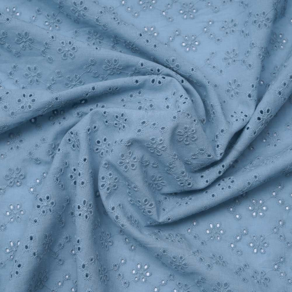 Tissu coton brodé bleu ciel à motif petite fleur ajouré | Pretty Mercerie | Mercerie en ligne
