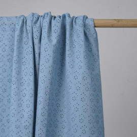 Tissu coton brodé bleu ciel à motif petite fleur ajouré | Pretty Mercerie | Mercerie en ligne