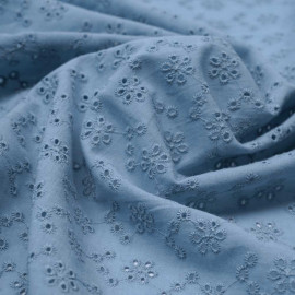 Tissu coton brodé bleu ciel à motif petite fleur ajouré | Pretty Mercerie | Mercerie en ligne