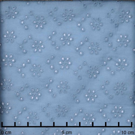 Tissu coton brodé bleu ciel à motif petite fleur ajouré | Pretty Mercerie | Mercerie en ligne