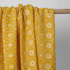 Tissu coton brodé mimosa à motif fleuri ajouré et festonné | Pretty Mercerie | mercerie en ligne