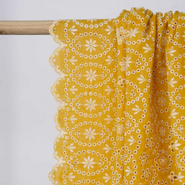 Tissu coton brodé mimosa à motif fleuri ajouré et festonné | Pretty Mercerie | mercerie en ligne