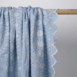 Tissu coton brodé bleu ciel à motif fleuri ajouré et festonné | Pretty Mercerie | mercerie en ligne
