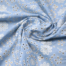 Tissu coton brodé bleu ciel à motif fleuri ajouré et festonné | Pretty Mercerie | mercerie en ligne