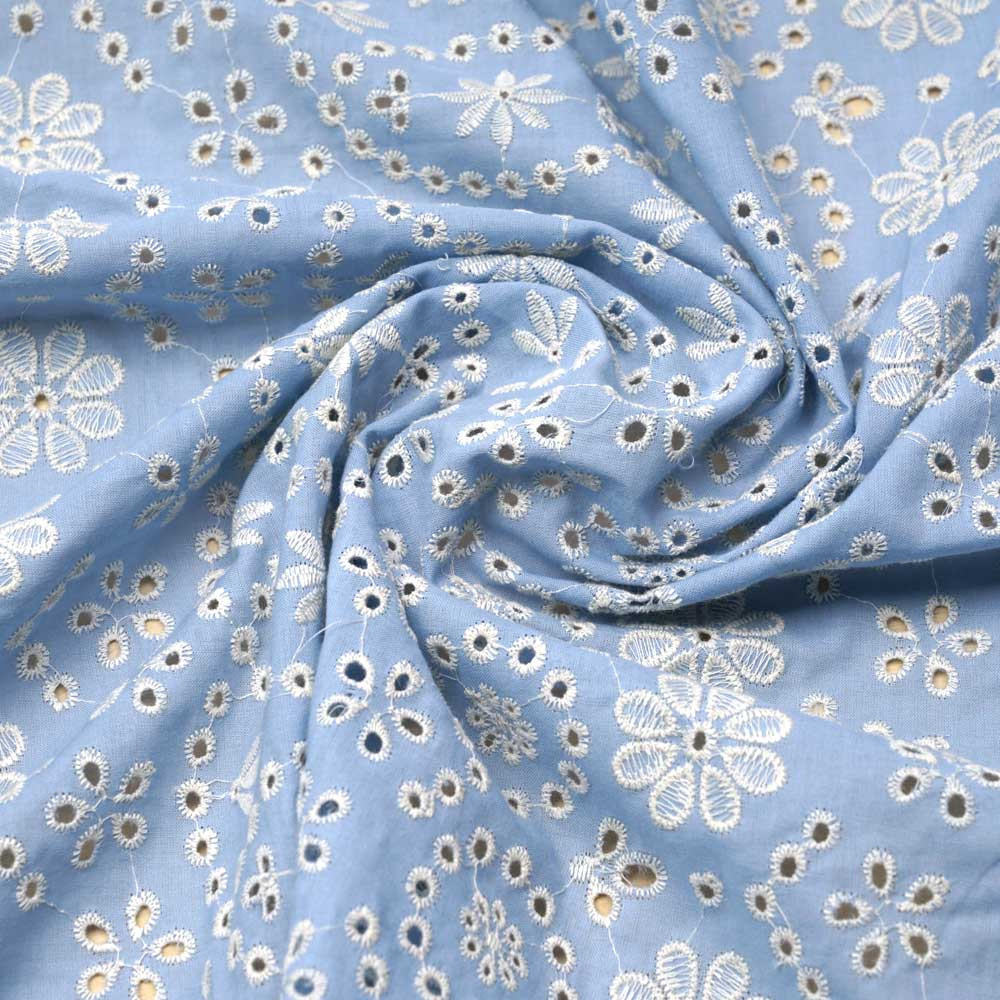 Tissu coton brodé bleu ciel à motif fleuri ajouré et festonné | Pretty Mercerie | mercerie en ligne