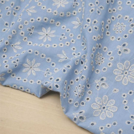 Tissu coton brodé bleu ciel à motif fleuri ajouré et festonné | Pretty Mercerie | mercerie en ligne