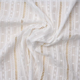 Tissu coton brodé blanc à motif rayé fleuri et ajouré échelle | pretty mercerie | mercerie en ligne