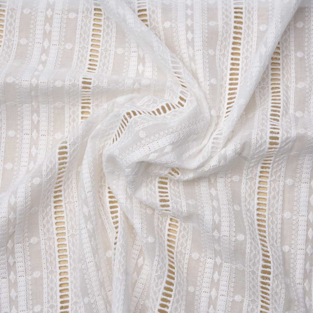 Tissu coton brodé blanc à motif rayé fleuri et ajouré échelle | pretty mercerie | mercerie en ligne