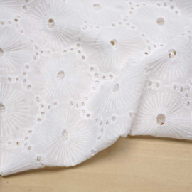 Tissu coton brodé et ajouré blanc à motif fleuri | pretty mercerie | mercerie en ligne