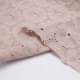 Tissu coton brodé et ajouré blush à motif fleuri pretty mercerie mercerie en ligne