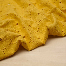Tissu coton brodé et ajouré mimosa à motif fleuri | pretty mercerie | mercerie en ligne