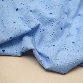 Tissu coton brodé et ajouré bleu ciel à motif fleuri | pretty mercerie | mercerie en ligne