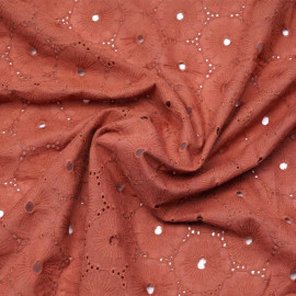 Tissu coton brodé et ajouré rose aragon à motif fleuri | pretty Mercerie | mercerie en ligne