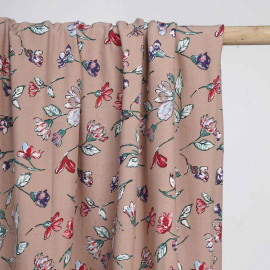 Tissu viscose toasted almond à motif fleurie rose, vert et rouge | Pretty Mercerie | mercerie en ligne