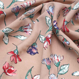 Tissu viscose toasted almond à motif fleurie rose, vert et rouge | Pretty Mercerie | mercerie en ligne