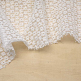 Tissu mousseline blanc à motif brodé marguerite | Pretty Mercerie | mercerie en ligne