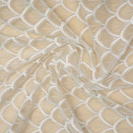 Tissu mousseline gatsby blanc à motif éventail brodé or / Pretty Mercerie / mercerie en ligne