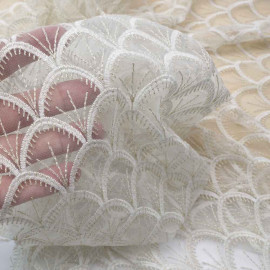 Tissu mousseline gatsby blanc à motif éventail brodé or / Pretty Mercerie / mercerie en ligne