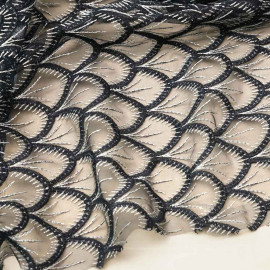 Tissu mousseline gatsby noir à motif éventail brodé or / Pretty Mercerie / mercerie en ligne