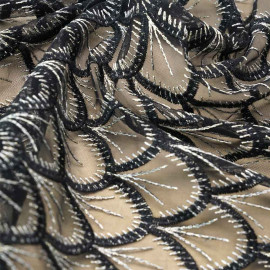 Tissu mousseline gatsby noir à motif éventail brodé or / Pretty Mercerie / mercerie en ligne