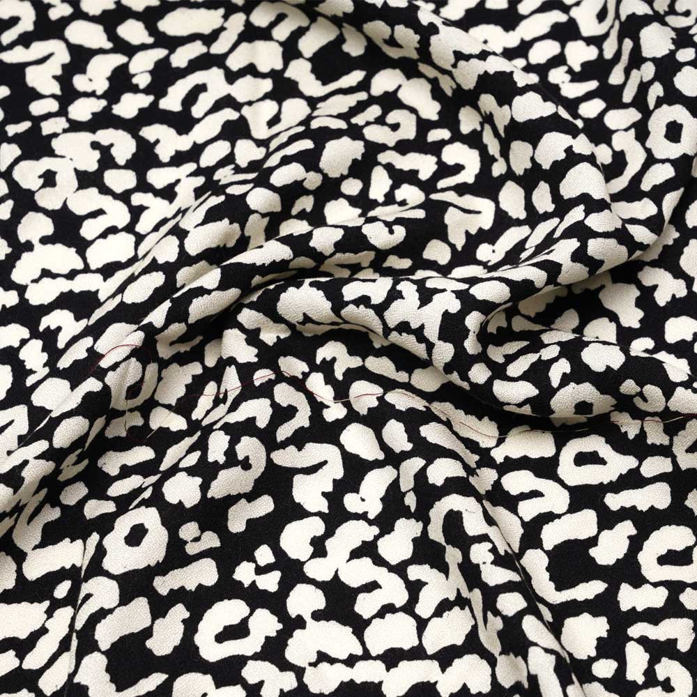 Tissu viscose crêpe noir à motif léopard blanc cassé | Pretty Mercerie | mercerie en ligne