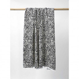 Tissu viscose crêpe noir à motif léopard blanc cassé | Pretty Mercerie | mercerie en ligne
