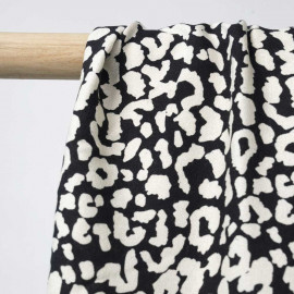 Tissu viscose crêpe noir à motif léopard blanc cassé | Pretty Mercerie | mercerie en ligne