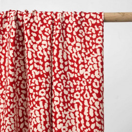 Tissu viscose crêpe rouge à motif léopard blanc cassé | Pretty Mercerie | mercerie en ligne