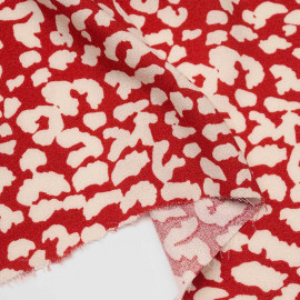 Tissu viscose crêpe rouge à motif léopard blanc cassé | Pretty Mercerie | mercerie en ligne