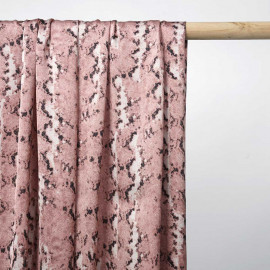 Tissu satiné vieux rose à motif serpent noir et beige | Pretty Mercerie | mercerie en ligne