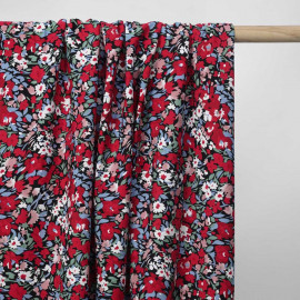 Tissu viscose noir à motif floral abstrait rouge et bleu | pretty mercerie | mercerie en ligne