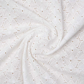 Tissu coton brodé blanc cassé à motif feuilles ajourées | pretty mercerie | mercerie en ligne