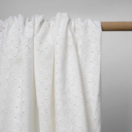 Tissu coton brodé blanc cassé à motif feuilles ajourées | pretty mercerie | mercerie en ligne
