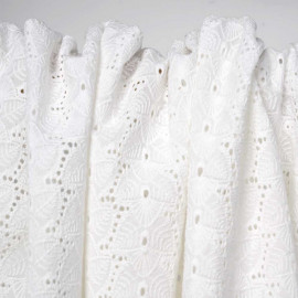 Tissu coton brodé blanc cassé à motif feuilles ajourées | pretty mercerie | mercerie en ligne