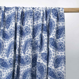Tissu viscose blanc cassé à motif paisley bohème bleu | Pretty Mercerie | Mercerie en ligne