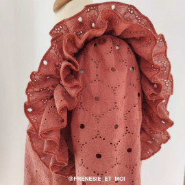 Tissu coton brodé et ajouré rose aragon à motif fleuri | pretty Mercerie | mercerie en ligne
