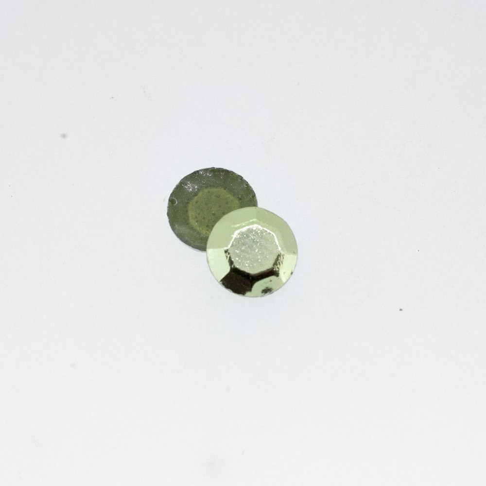 Clous à facettes vert amande