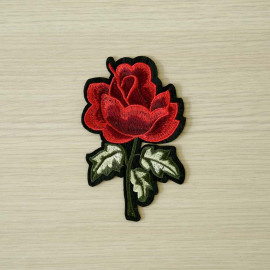 achat Badge brodé motif rose rouge  - pretty mercerie - mercerie en ligne