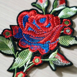 achat Badge brodé motif rose bleu et rouge  - pretty mercerie - mercerie en ligne